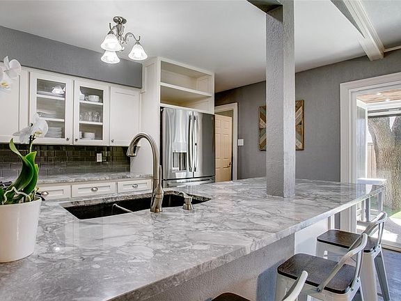 4th image of 9405 Crestlake Dr