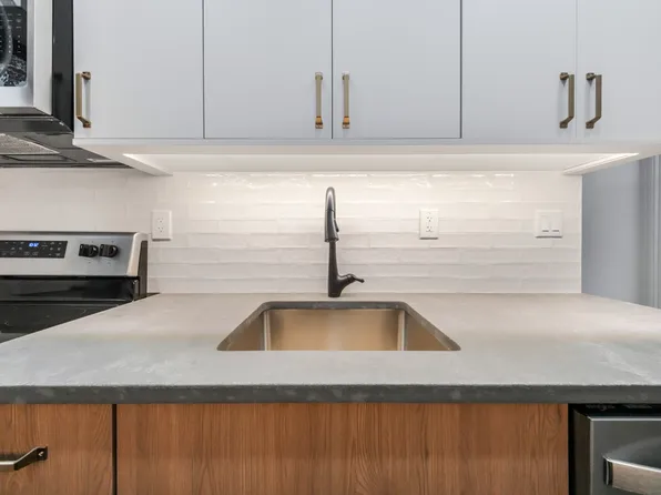 31-14 Crescent Street image 3 of 15