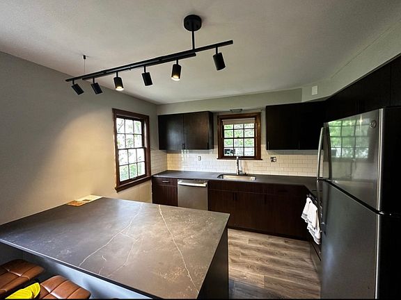 5th image of 612 Robinson St