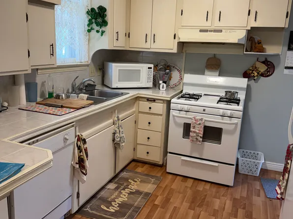 1752 Brainard Rd, Lyndhurst, OH 44124
