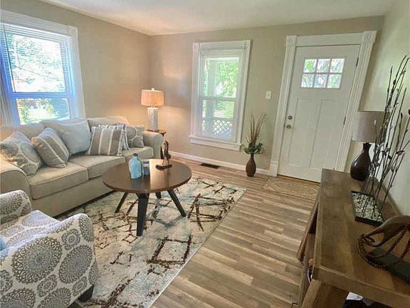 4th image of 10508 Oak Ave