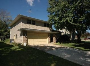 22 Devonshire Cir, Elgin, IL 60123