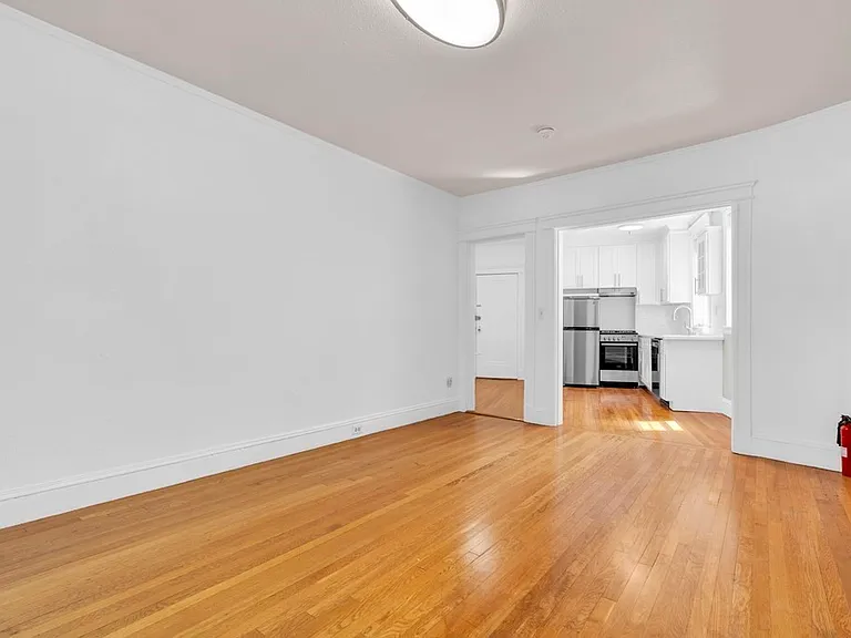 114-122 Riverway #122-8 — Photo 3