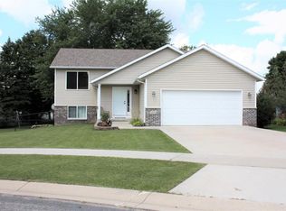 703 Maplebrook Dr NE, Stewartville, MN 55976