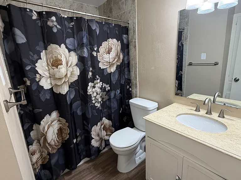 1219 Hampshire Ln #B — Photo 10