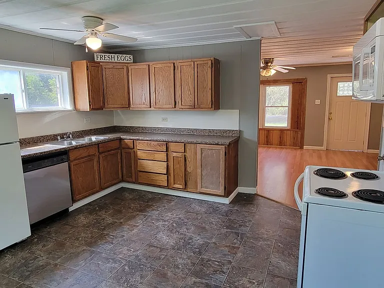 670 Arrowhead Ln — Photo 5