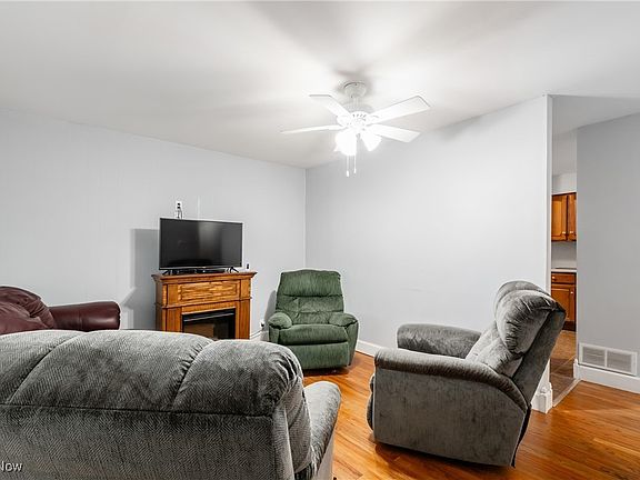 3rd image of 20 Juanita Dr
