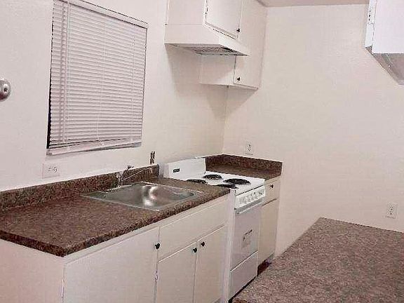 3rd image of 1202 N Van Ness Ave APT 6
