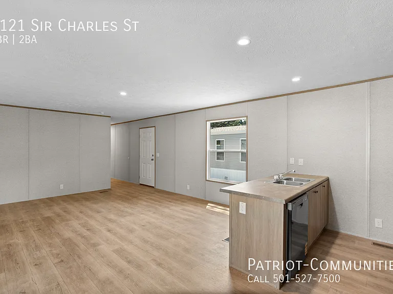 1121 Sir Charles St — Photo 6