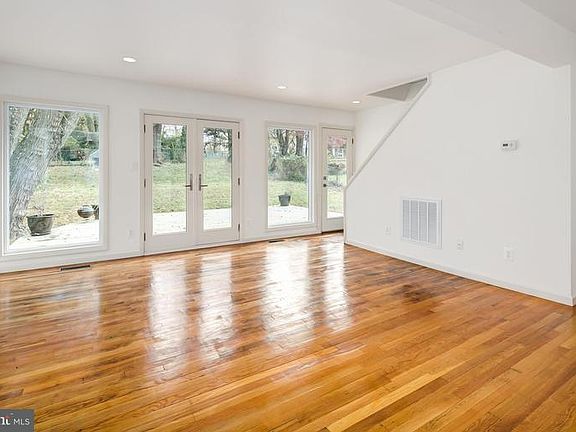 3rd image of 5722 Crawford Dr