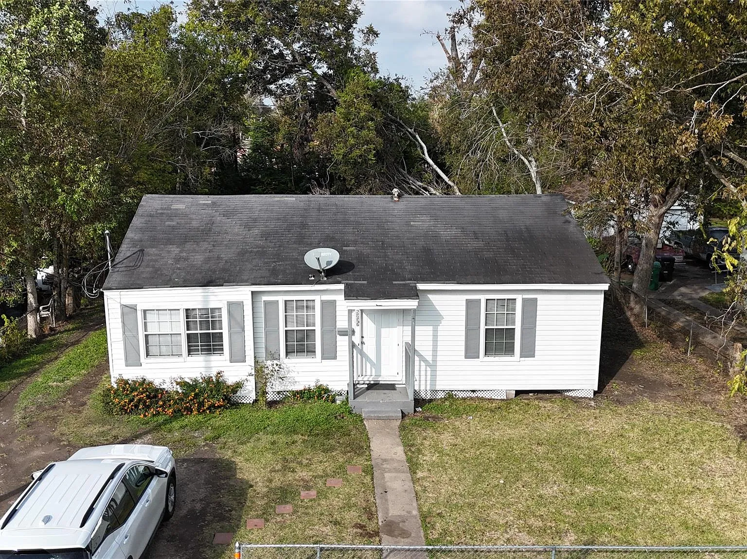 3 bed, 2.0 bath, 1207 sqft, $1,400 — Photo 2