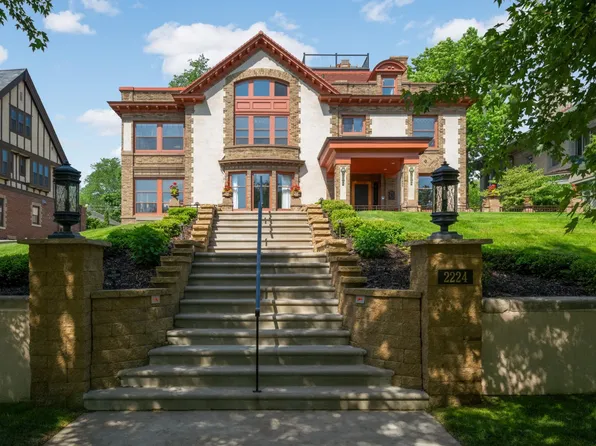 2224 W Lake Of The Isles Pkwy, Minneapolis, MN 55405