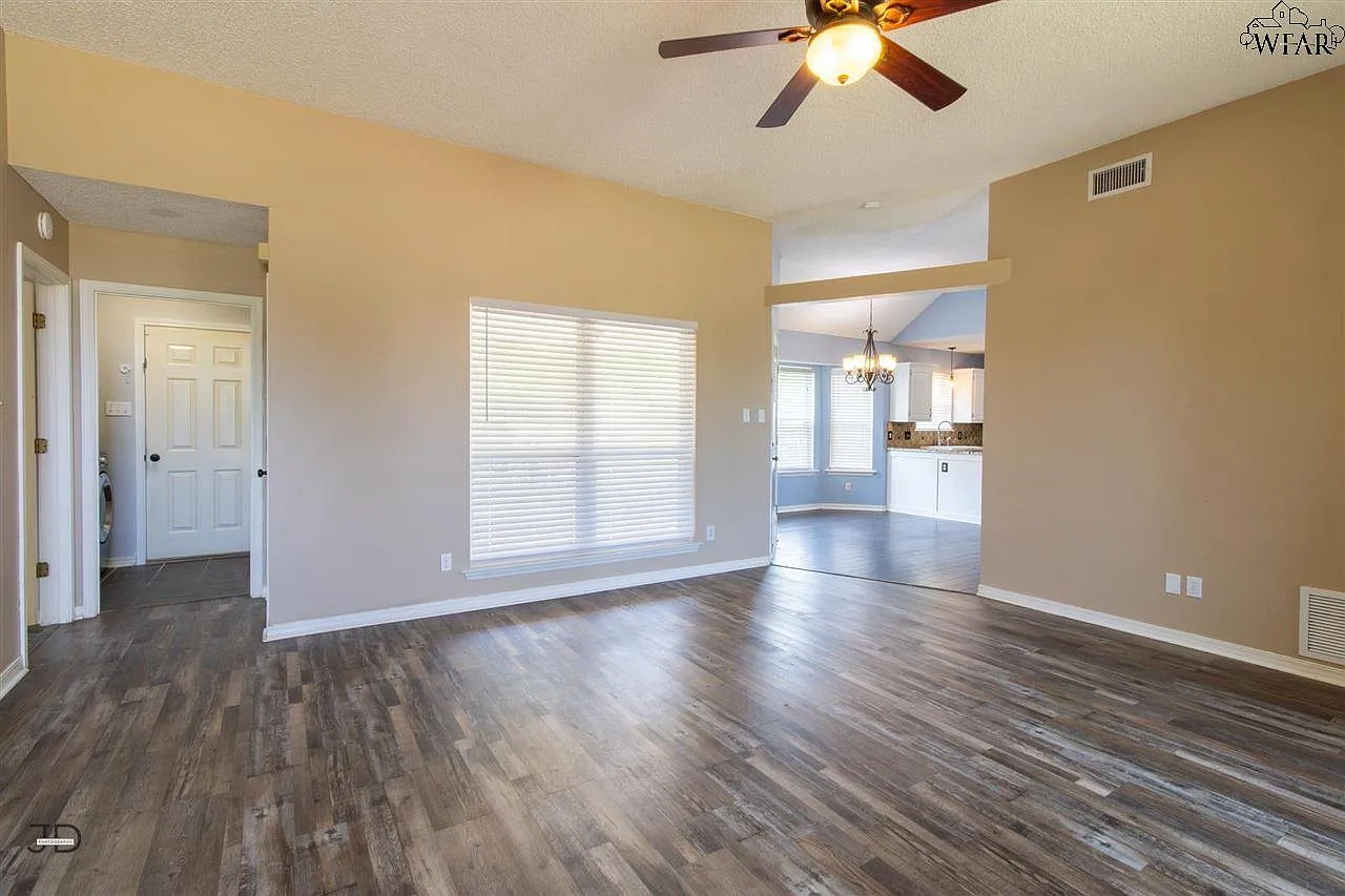 3 bed, 2.0 bath, 1586 sqft, $2,295 — Photo 4