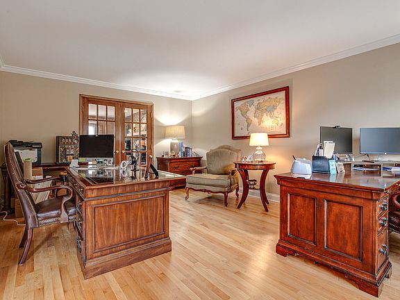 5th image of 7 Middlebury Ln