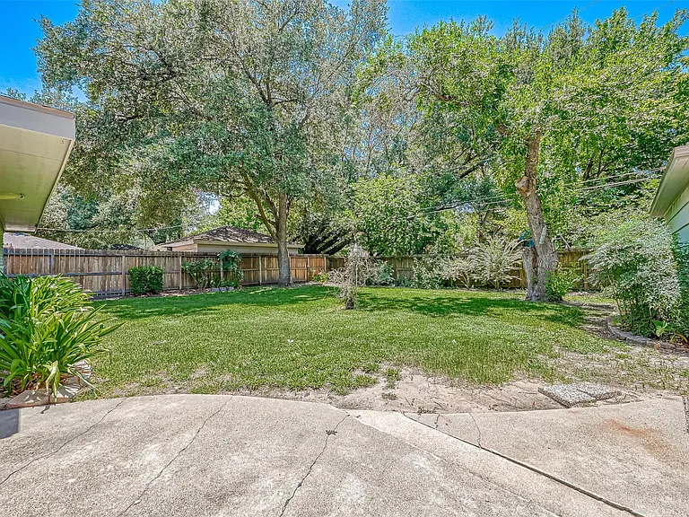 5611 Briarbend Dr — Photo 46