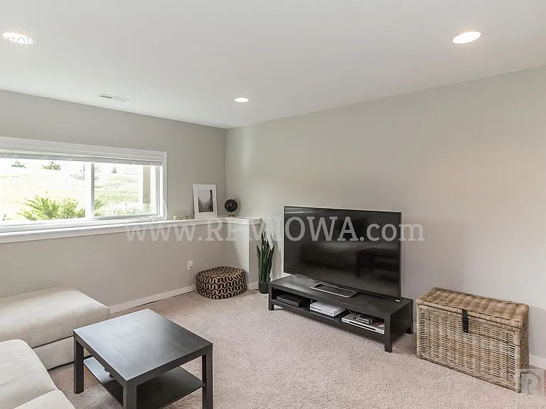 7902 Cottonwood Ln — Photo 3