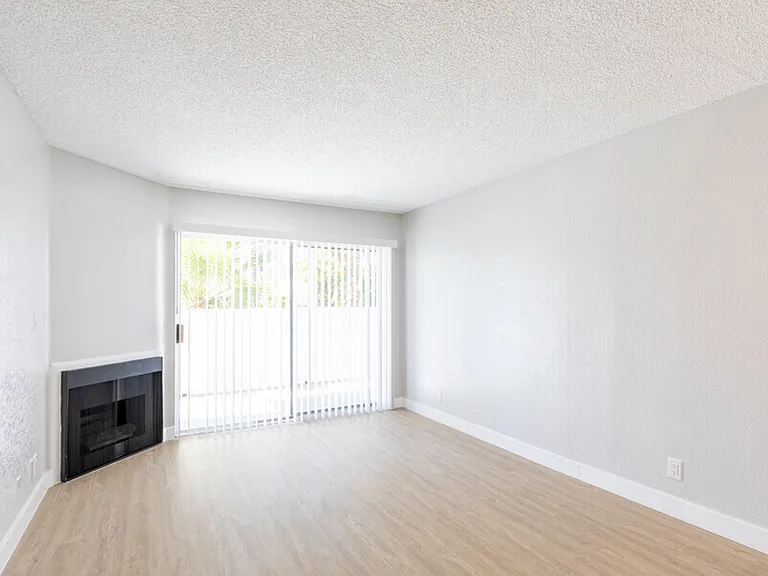 Spacious 2 Bedroom/2 Bath Apartment in KoreaTown - — Photo 14