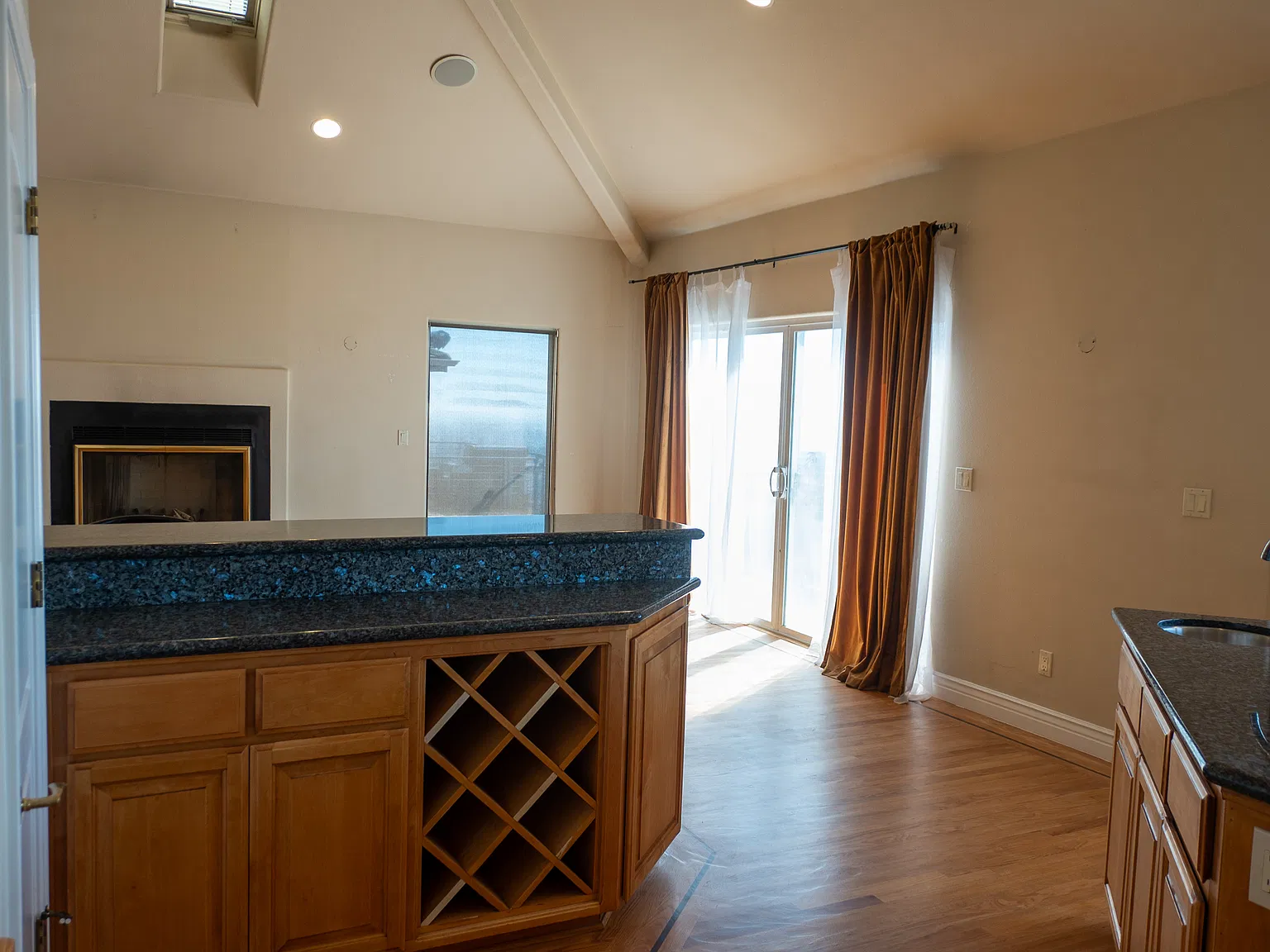 3 bed, 2.5 bath, 3700 sqft, $7,900 — Photo 1