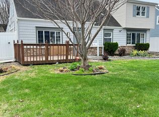 22 Peacock Ln, Levittown, NY 11756