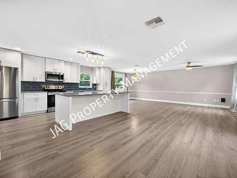1046 Winter Springs Blvd — Photo 2