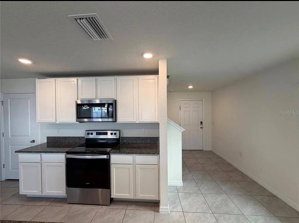 4 bed, 2.5 bath, 2328 sqft, $2,500 — Photo 2