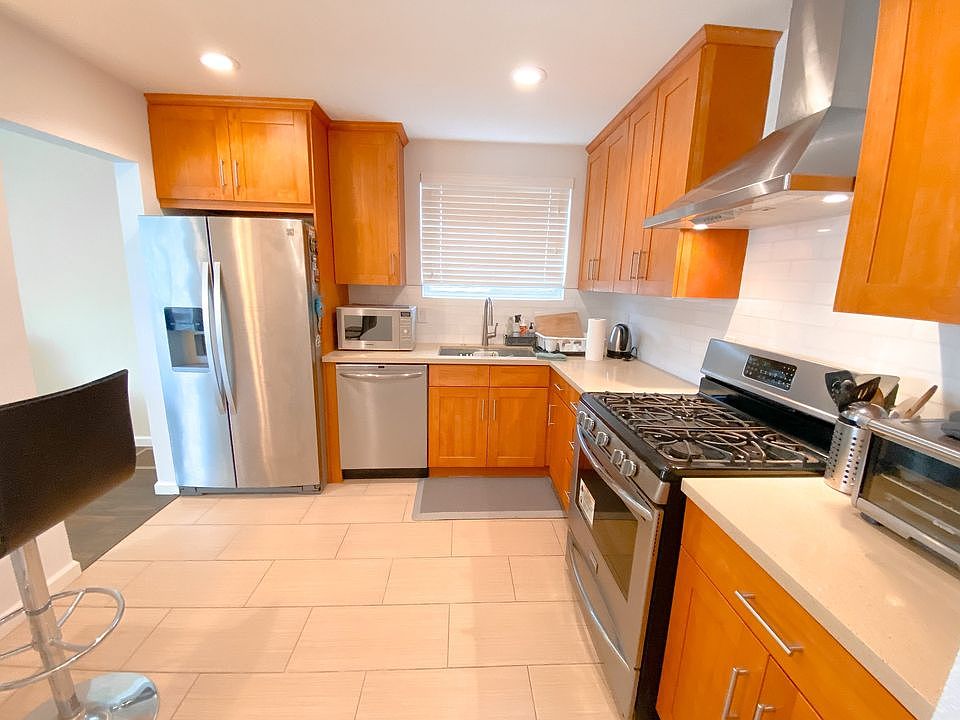 1st image of 33 Rockford Ave #33