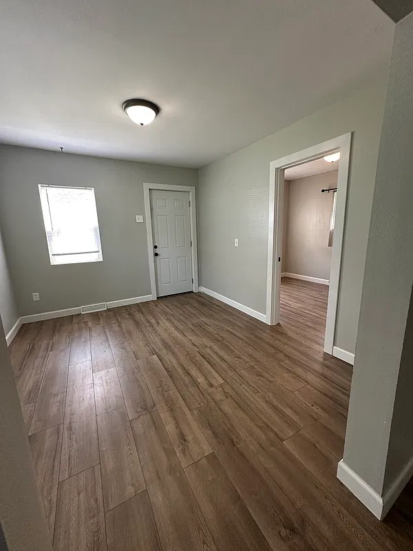 2 bed, 1.0 bath, 844 sqft, $1,300 — Photo 4