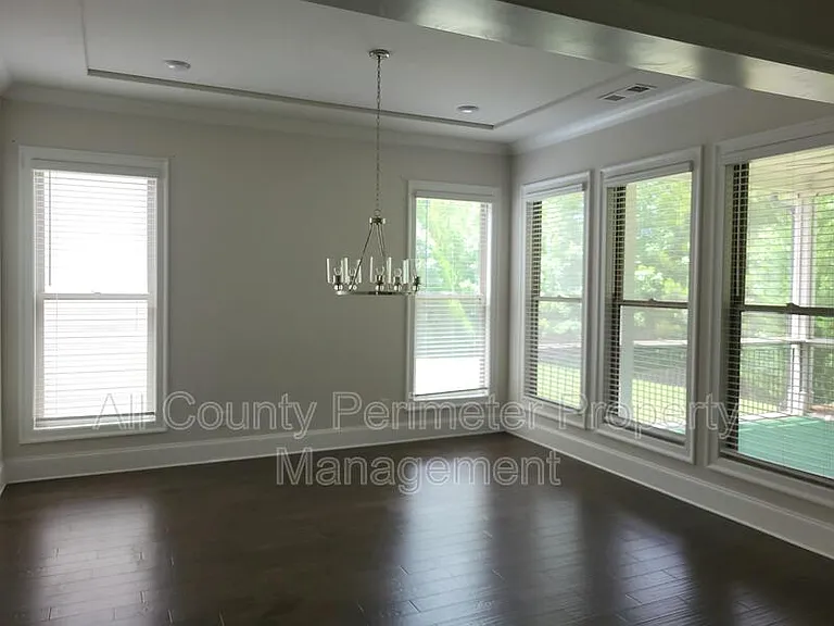 819 Olmsted Ln — Photo 4