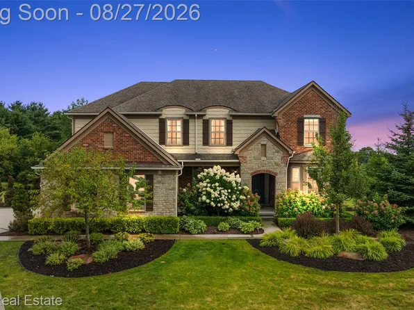 208 Oakland Crest Dr, Rochester, MI 48306