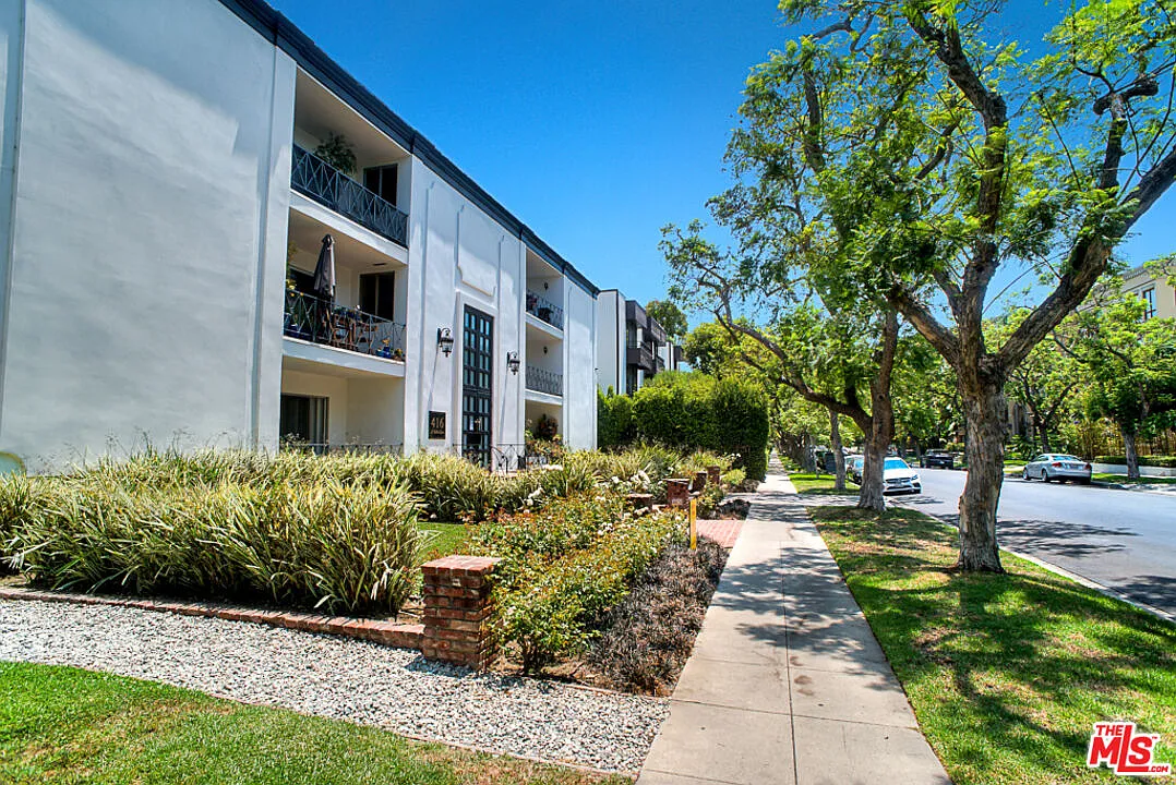 1 bed, 1.0 bath, 900 sqft, $3,500 — Photo 2