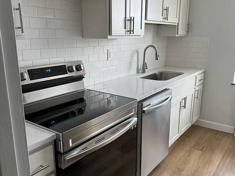 Country Club Apartments — Photo 11