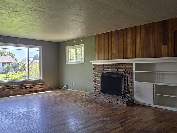 4th image of 1047 Baxter St