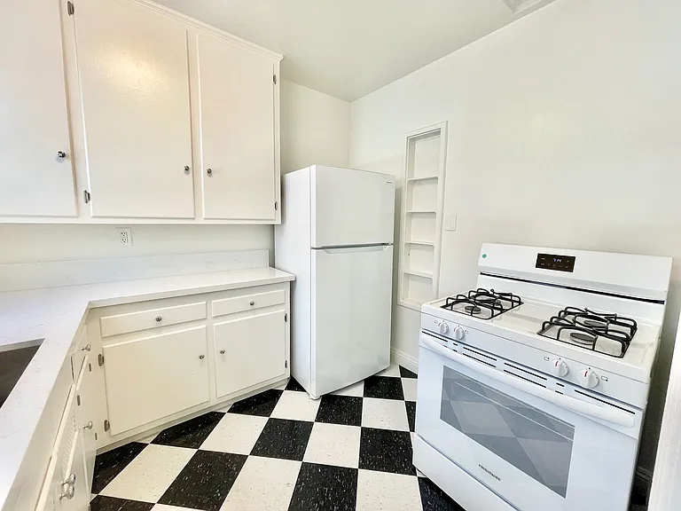1319 N Fairfax Ave #9 — Photo 9