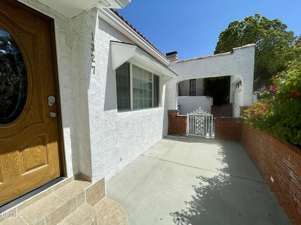 2 bed, 2.0 bath, 1200 sqft, $3,990 — Photo 2