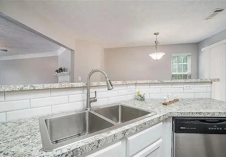 1 bed, 1.5 bath, 130 sqft, $825 — Photo 4