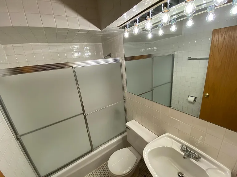 417 W Roscoe St — Photo 18