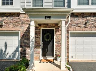 402 Saratoga Ct, Branchburg, NJ 08876