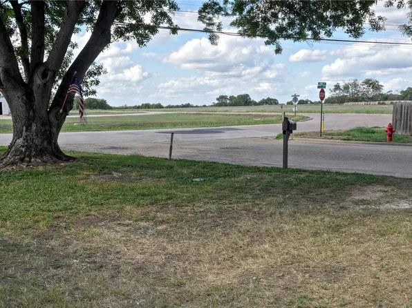 939 Pine Dr, Caldwell, TX 77836