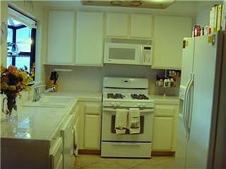 Spotless kitchen,garden window,gas stove, new D/W.Micro,tile floor
