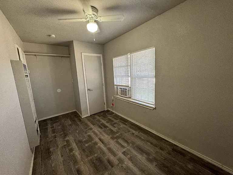 509 E Queens St — Photo 3
