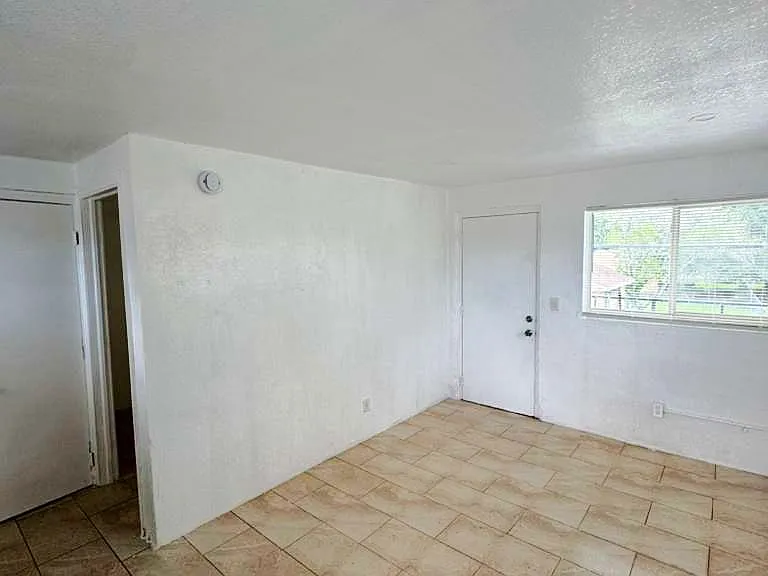 485 SW 4th Ave #11 — Photo 3