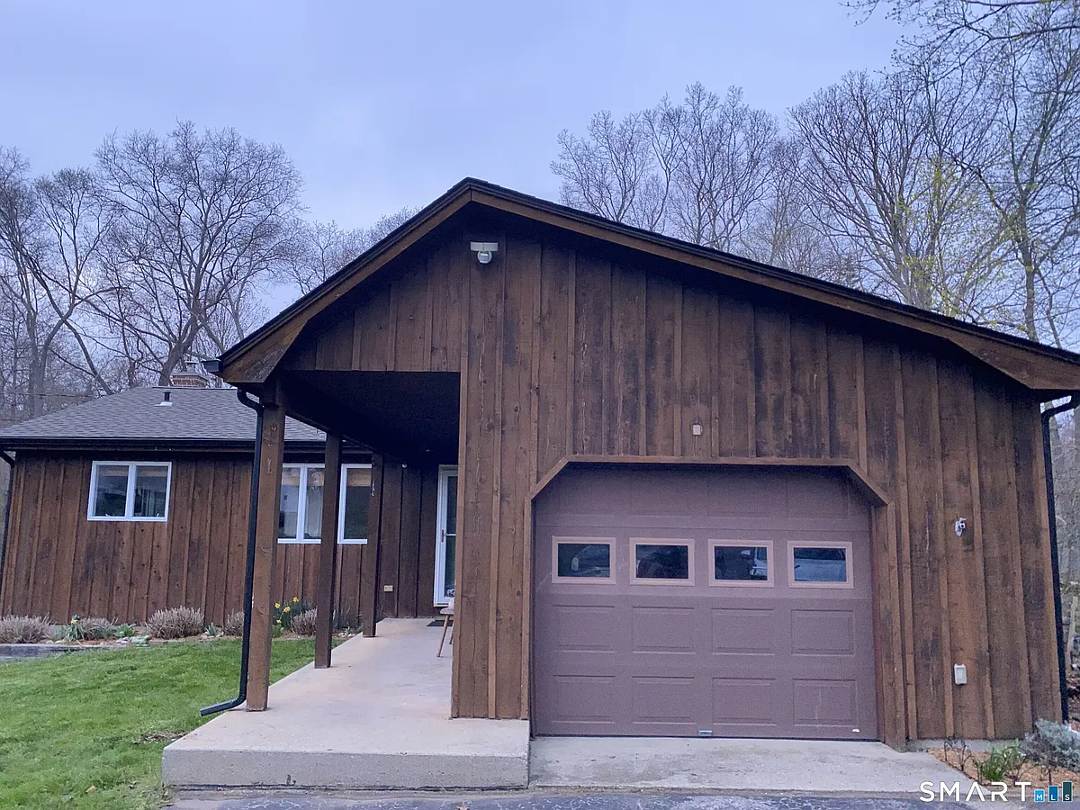 Building Photo - 10 Riverbend Dr