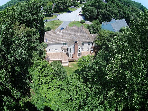 Private, wooded rear yard 