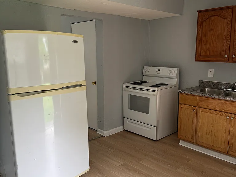 442-446 S Yale Ave — Photo 8