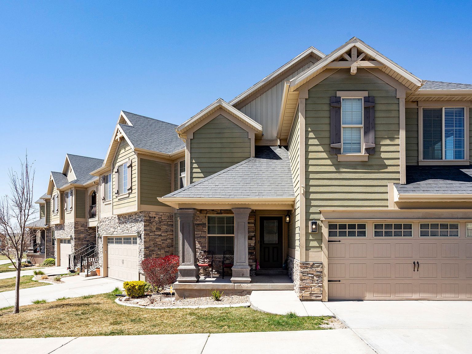 4043 E Oakland Hills Dr