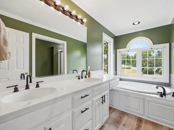 4594 Freedom Dr, Burlington, NC 27215