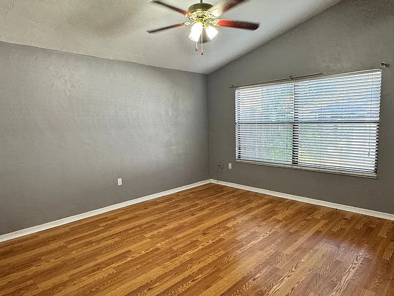 2122 NE 39th Ave — Photo 15