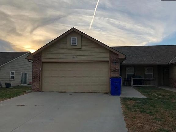 2nd image of 1708 Hickory Ln
