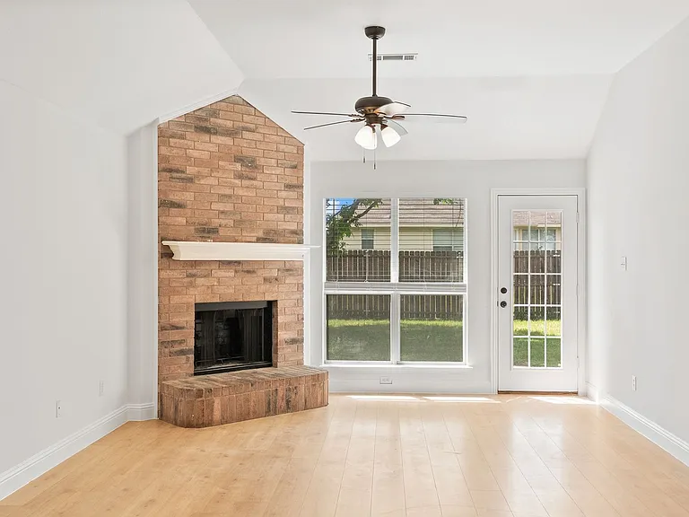 2809 Mitchell Ln — Photo 10