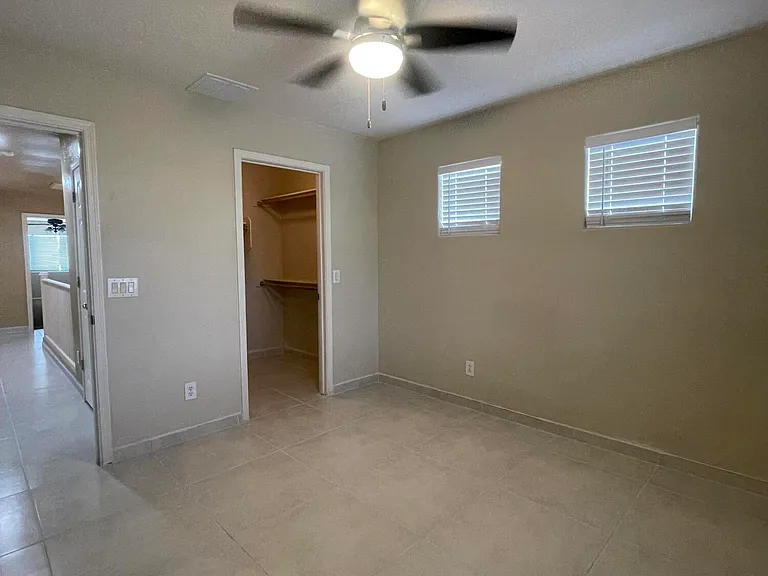 1466 E Holiday Dr — Photo 15